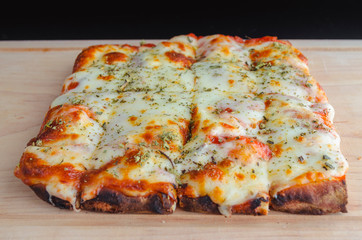 pizza cuadrada de queso mozzarella 