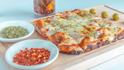 pizza cuadrada de queso mozzarella 