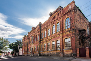 Fototapeta na wymiar Old abandoned brick building in Kropyvnytskyi