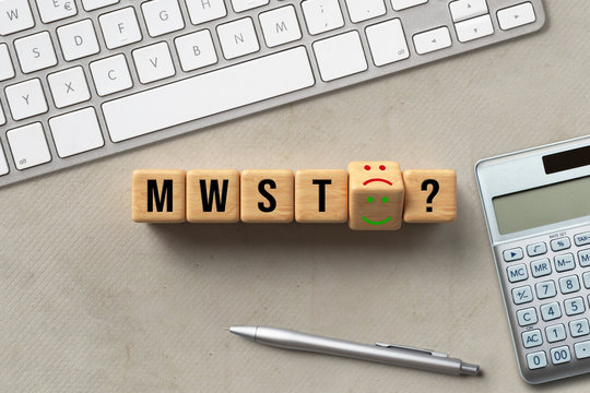 W&uuml;rfel mit Smiley-Optionen auf die Frage "MwSt" f&uuml;r Mehrwertsteuer vor Computer Tastatur