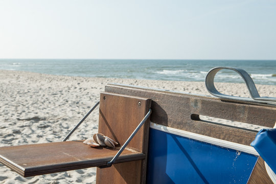 Strandkorb am Sandstrand auf der Insel Sylt