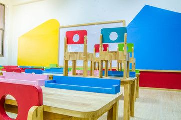 Obraz premium Desks and chairs in the kindergarten classroom.