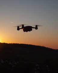 Drohne im Sonnenuntergang