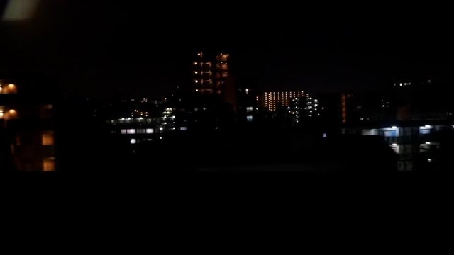 走る電車から見た夜の街の風景