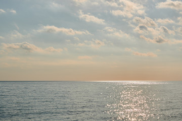 Obraz premium Seascape with calm water and warm light