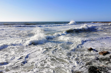 mare mosso in una giornata limpida