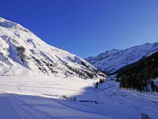luminosa immagine montana della Val Venosta in Italia in una giornata limpida