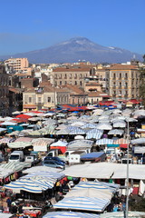 Mercato di Catania con monte Etna sullo sfondo