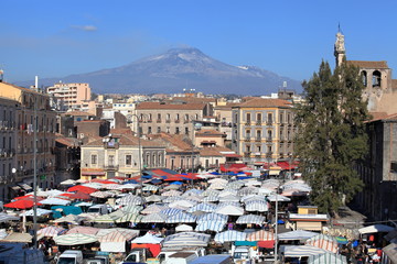 Mercato di Catania con monte Etna sullo sfondo