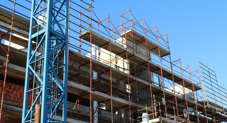 Lavori in corso nel cantiere edile in inverno