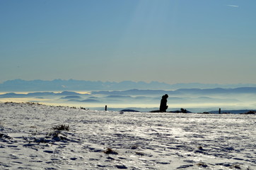Fototapeta premium Spaziergänger auf dem Belchen im Gegenlicht