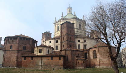 Fototapeta na wymiar Chiesa di San Lorenzo a Milano in inverno
