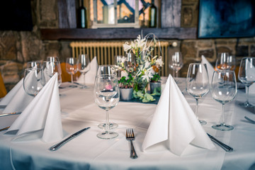 Tischdekoration im Restaurant für eine Hochzeit / table decorations in a restaurant for a wedding