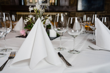 Tischdekoration im Restaurant für eine Hochzeit / table decorations in a restaurant for a wedding