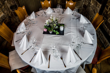 Tischdekoration im Restaurant für eine Hochzeit / table decorations in a restaurant for a wedding