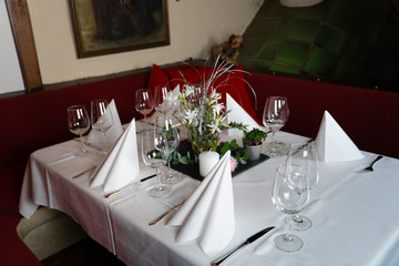 Tischdekoration im Restaurant für eine Hochzeit / table decorations in a restaurant for a wedding