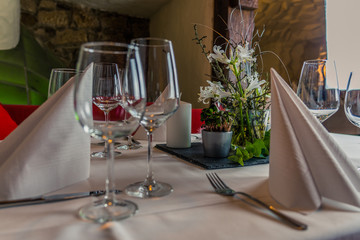 Tischdekoration im Restaurant für eine Hochzeit / table decorations in a restaurant for a wedding