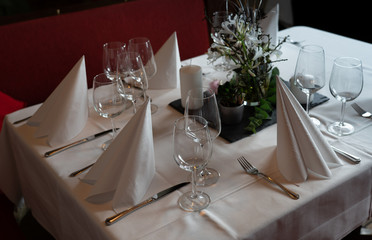 Tischdekoration im Restaurant für eine Hochzeit / table decorations in a restaurant for a wedding