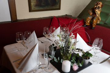 Tischdekoration im Restaurant für eine Hochzeit / table decorations in a restaurant for a wedding