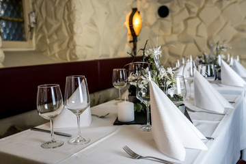 Tischdekoration im Restaurant für eine Hochzeit / table decorations in a restaurant for a wedding