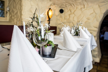 Tischdekoration im Restaurant für eine Hochzeit / table decorations in a restaurant for a wedding