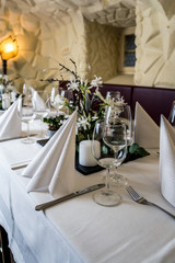 Tischdekoration im Restaurant für eine Hochzeit / table decorations in a restaurant for a wedding