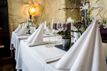 Tischdekoration im Restaurant für eine Hochzeit / table decorations in a restaurant for a wedding