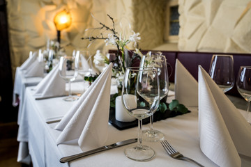 Tischdekoration im Restaurant für eine Hochzeit / table decorations in a restaurant for a wedding