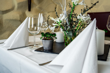 Tischdekoration im Restaurant für eine Hochzeit / table decorations in a restaurant for a wedding