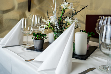 Tischdekoration im Restaurant für eine Hochzeit / table decorations in a restaurant for a wedding