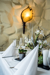 Tischdekoration im Restaurant für eine Hochzeit / table decorations in a restaurant for a wedding