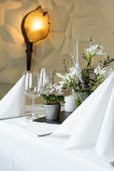 Tischdekoration im Restaurant für eine Hochzeit / table decorations in a restaurant for a wedding