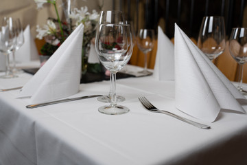 Tischdekoration im Restaurant für eine Hochzeit / table decorations in a restaurant for a wedding