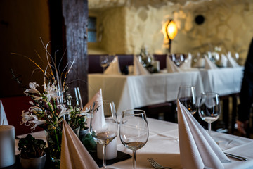 Tischdekoration im Restaurant für eine Hochzeit / table decorations in a restaurant for a wedding