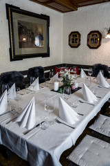 Obraz na płótnie Canvas Tischdekoration im Restaurant für eine Hochzeit / table decorations in a restaurant for a wedding