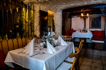 Tischdekoration im Restaurant für eine Hochzeit / table decorations in a restaurant for a wedding