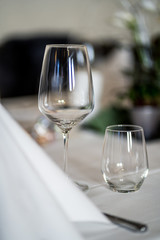 Tischdekoration im Restaurant für eine Hochzeit / table decorations in a restaurant for a wedding