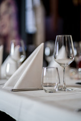 Tischdekoration im Restaurant für eine Hochzeit / table decorations in a restaurant for a wedding