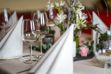 Tischdekoration im Restaurant für eine Hochzeit / table decorations in a restaurant for a wedding