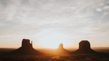 Naklejka premium Lever de soleil sur les buttes de Monument Valley