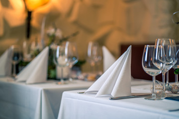 Tischdekoration im Restaurant für eine Hochzeit / table decorations in a restaurant for a wedding