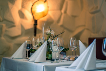 Tischdekoration im Restaurant für eine Hochzeit / table decorations in a restaurant for a wedding