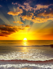 Obrazy na Szkle  Majestatyczny jasny wschód słońca nad oceanem.