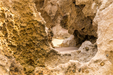Playa de Cué - Zwischen den Felsen