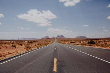 Fototapeta na wymiar Sur les routes vers Monument Valley Réserve des Navajos
