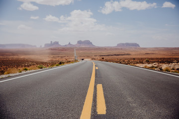 Fototapeta na wymiar Sur les routes vers Monument Valley Réserve des Navajos