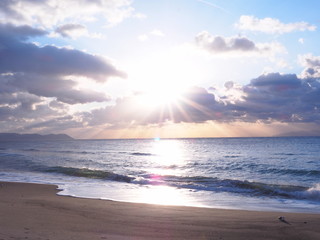 朝の光に照らされた海