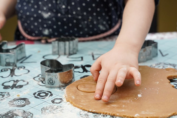 enfant fait des biscuits de noël