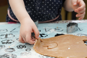 enfant fait des biscuits