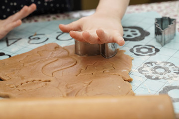 enfant fait des biscuits